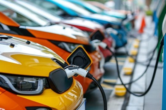 Ο πόλεμος εκτοξεύει τις πωλήσεις ηλεκτρικών αυτοκινήτων στην Ευρώπη